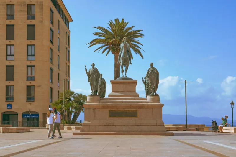 Pierre, bronze et controverse : la mémoire garibaldinne inscrite dans les rues de France